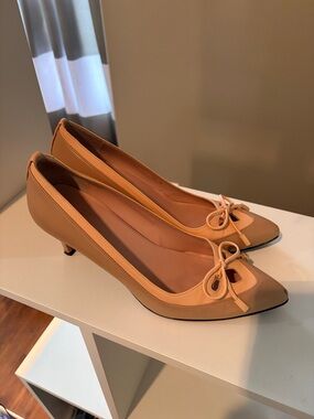 Stuart Weitzman Beige Pointed Toe Kitten Heel Pumps with Bow